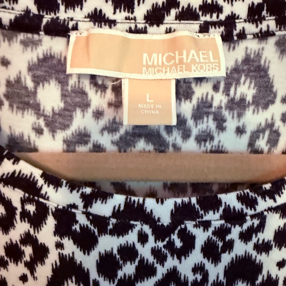 Michael Kors Women’s Black and White Patterned Short Sleeve Top.